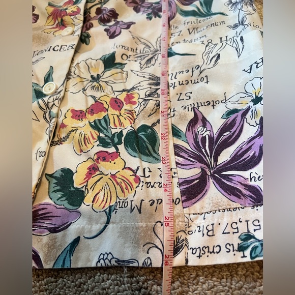 🍑Peaches Uniforms Inc.🍑 Printed Scrub, button-down Top, size Small 🍑 - Picture 9 of 15